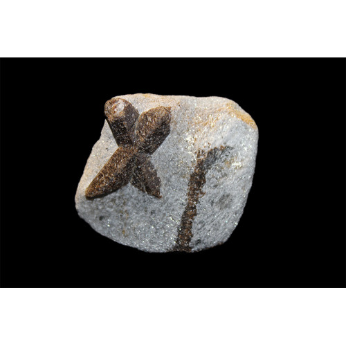 минерал Ставролит 4х4.5х1 см